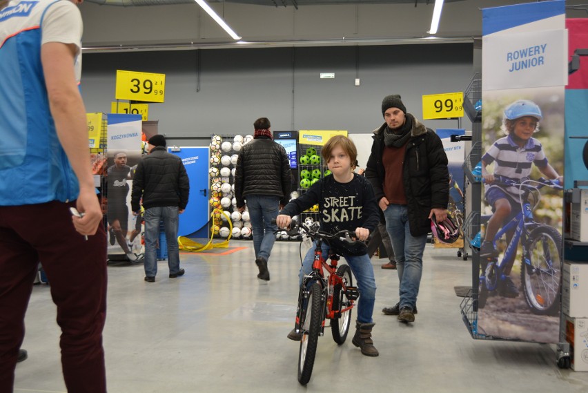 Otwarcie Bursztynowa Park w Ostrołęce: tak wyglądają sklepy Decathlon, Media Markt, Smyk, Jysk, Komfort i Komfort Łazienki [ZDJĘCIA+WIDEO]