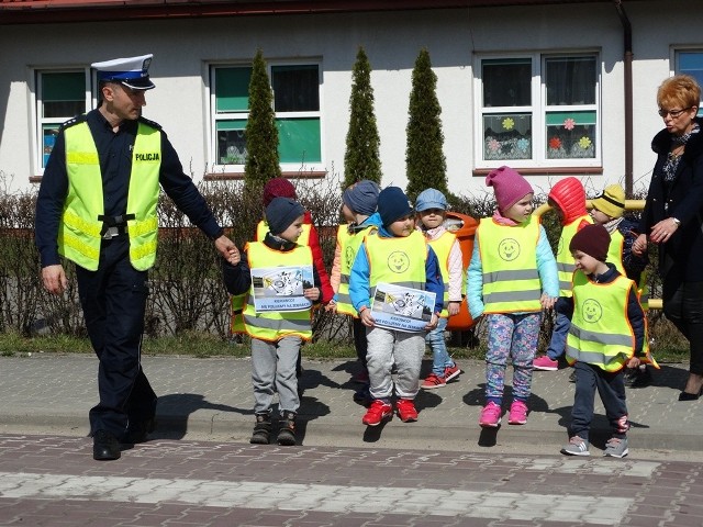 W czwartek dzieci z przedszkola numer 3 w Przysusze, pod okiem policji, uczyli się, jak przechodzić przez jezdnię.