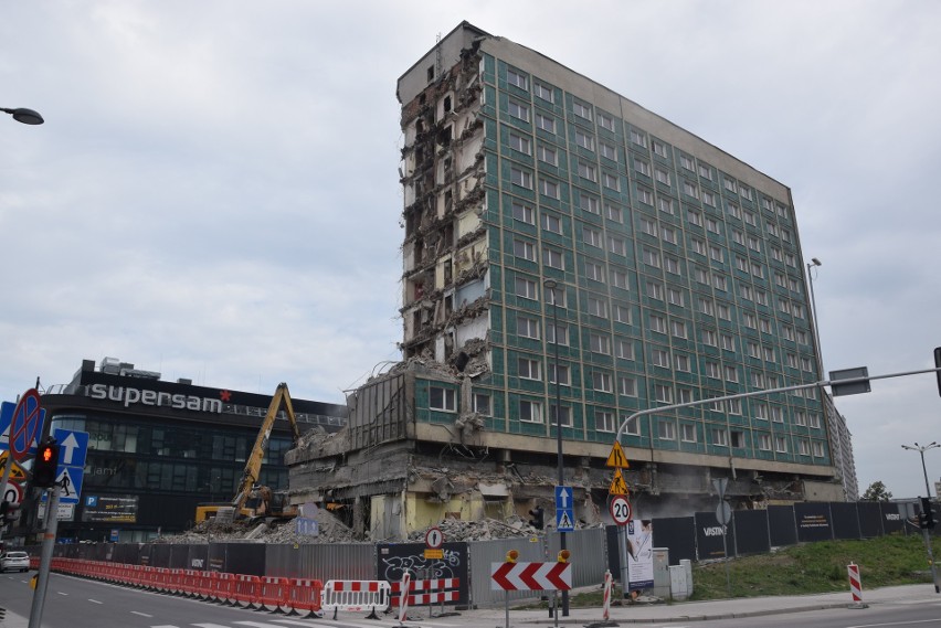 Piąty dzień rozbiórki hotelu Silesia w Katowicach. 16...