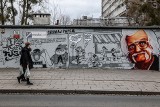 Gigantyczny Papcio Chmiel i jego „dzieci” na muralu przy ul. Do Studzienki w Gdańsku. Stworzył go artysta street-artowy Tuse ZDJĘCIA