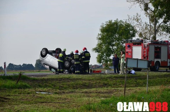 Wypadek na trasie Oława – Wrocław. Zderzenie podczas wyprzedzania. Jedno auto dachowało (ZDJĘCIA)