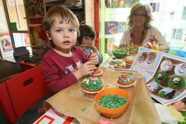 2,5 letnia Łucja Wenus nie mogła się oderwać od zdobienia kolorowymi farbkami i masą cukrową babeczek.