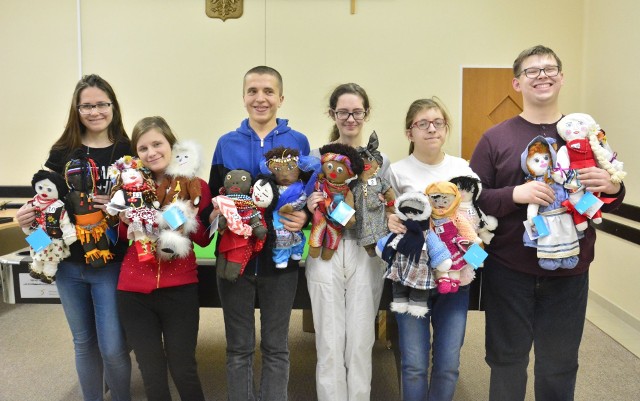 Do Galerii Echo w Kielcach zapraszają uczniowie Ośrodka Szkolno-Wychowawczego numer 1 w Kielcach. Na zdjęciu (od lewej): Sylwia, Ola, Tomek, Sylwia, Marysia i Tomek.