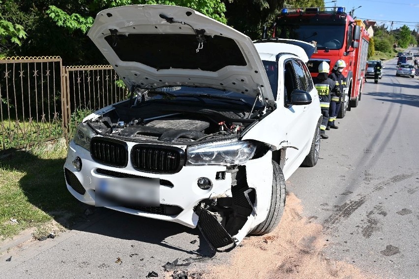 Wypadek w Mójczy. Potrójna kraksa z udziałem luksusowych samochodów - bmw, mercedesa i seata, jedna osoba w szpitalu