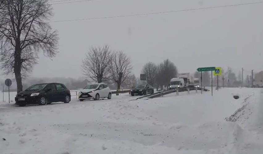 Atak zimy i fatalne warunki na drogach w powiecie opatowskim. Ruch od Ostrowca wznowiony (AKTUALIZACJA)