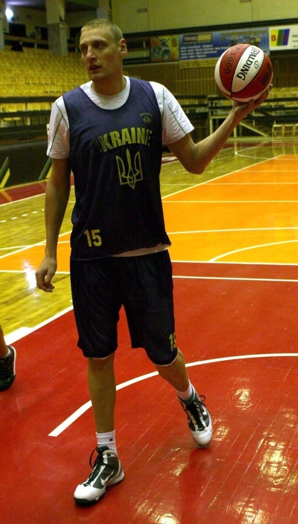 W piątek wieczorem na treningu koszykarzy Siarki pojawił się mierzący 215 cm wzrostu Ukrainiec Wladymir Orlenko.