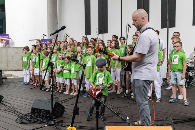 W amfiteatrze przy Operze i Filharmonii Podlaskiej wystąpiły schole, zespoły oraz chóry. Śpiewały i dzieci, i młodzież, i całkiem dorośli. Koncerty w ramach XXXI Katolickiego Festiwalu Pieśni Liturgicznej i Piosenki Religijnej co roku cieszą się popularnością wśród białostoczan.