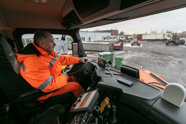 Drogowcy w Bydgoszczy w stanie gotowości. Pierwszy atak zimy już mają za sobą. W trakcie jednej akcji pługosolarka pokonuje do 80 km ulicami Bydgoszczy