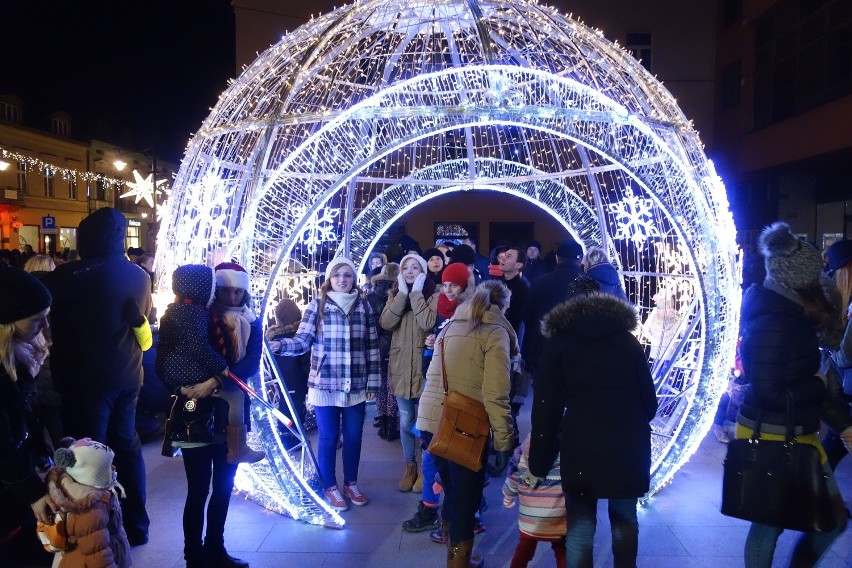 Zabłysnęła świąteczna iluminacja ulicy Piotrkowskiej [ZDJĘCIA]