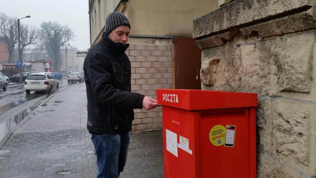 W miastach jedna skrzynka przypada średnio na 3 tysiące mieszkańców, a promień dostępu do niej nie może przekraczać 1 km.