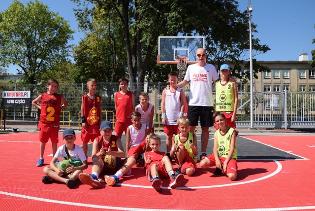 W Szkolnych Młodzieżowych Ośrodkach Koszykarskich w Kielcach trenuje już ponad 100 chłopców ze Szkół Podstawowych. 