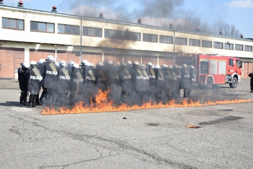 Policjanci oddziału prewencji policji w Rzeszowie...