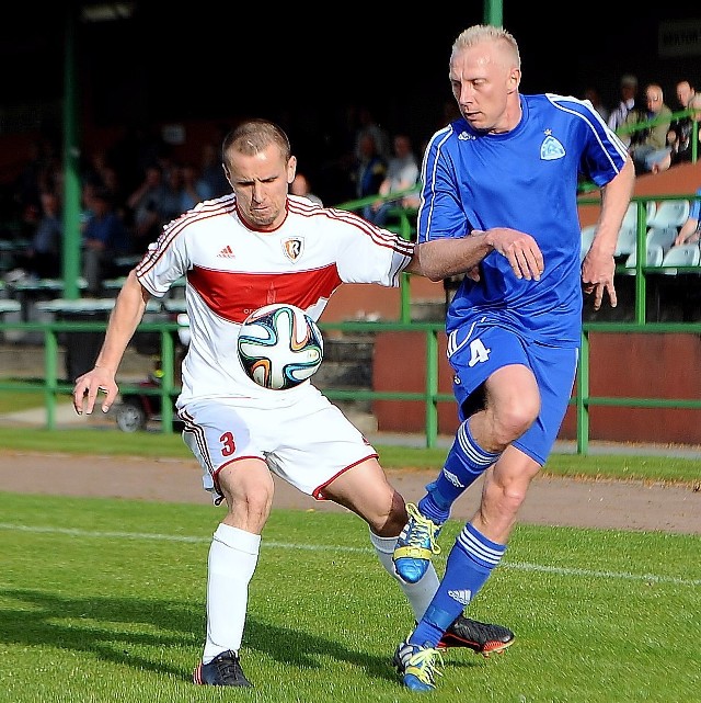 O piłkę walczą: Dawid Kiliński (z lewej) i strzelec pierwszego gola dla gości Marek Szyndrowski.