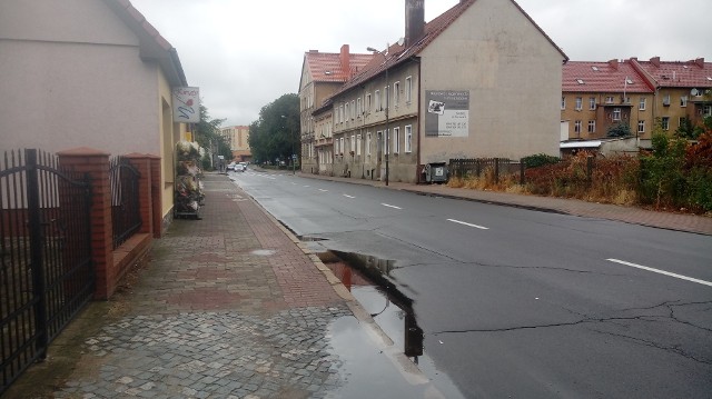 Tutaj w poniedziałek miał miejsce napad. Dwóch mężczyzn w kapturach zabrało kobiecie torbę z pieniędzmi