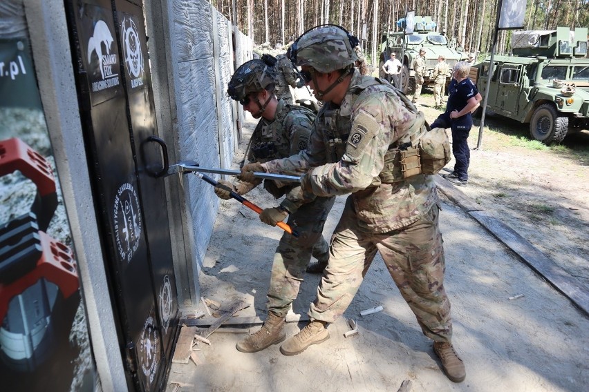 Wspólne ćwiczenia policjantów z Mielca i żołnierzy US Army.