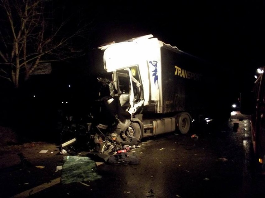 Groźny wypadek pod Łowiczem. Zderzenie dwóch ciężarówek [ZDJĘCIA]