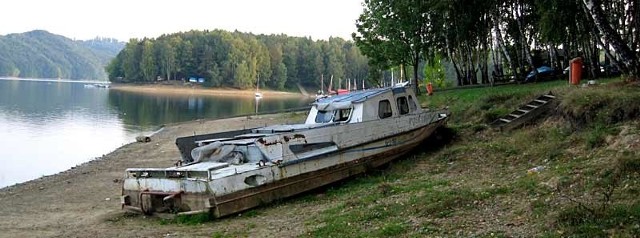 To zdjęcie kutra "Posejdon" zrobił turysta z Kielc. Kiedy wreszcie wrak zniknie z plaży "Patelnia" w Polańczyku?