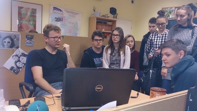 O przygotowywaniu naszych portali opowiadał licealistom Witold Opic, dziennikarz działu online