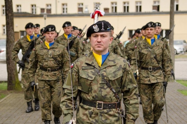 W uroczystościach uczestniczyli żołnierze i pracownicy wojska Dowództwa 11DKPanc, delegacje jednostek wojskowych garnizonu Żagań, władze samorządowe, kombatanci, szkoły oraz mieszkańcy miasta.