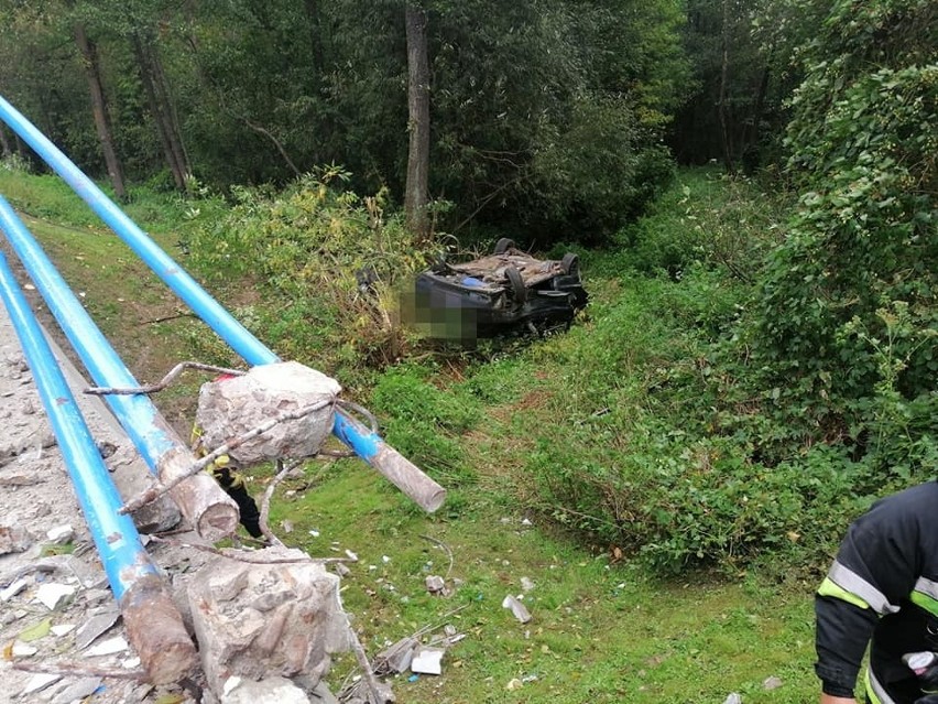 Kalnica - Kadłubówka: Wypadek samochodu osobowego. Volvo uderzyło w barierki i dachowało w rowie [ZDJĘCIA]