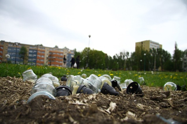 U zbiegu ul. Krańcowej i Drogi Męczenników Majdanka kiedyś rosły drzewa. Ostatnio powstało tam prawdziwe wysypisko śmieci. Porozrzucane są papiery, butelki, a nawet znicze.