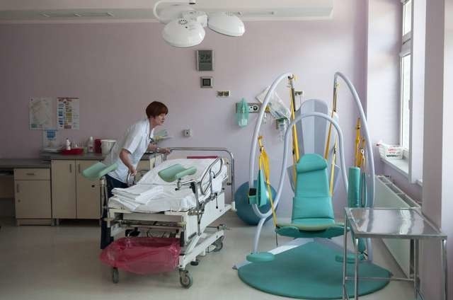 Kontrole na porodówkach. Odział porodowy w toruńskim szpitalu wojewódzkim.Położna Janina Wroniecka