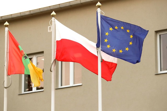 W sali obrad Urzędu Miasta po trzech latach nieobecności pojawiła się znów flaga Unii Europejskiej