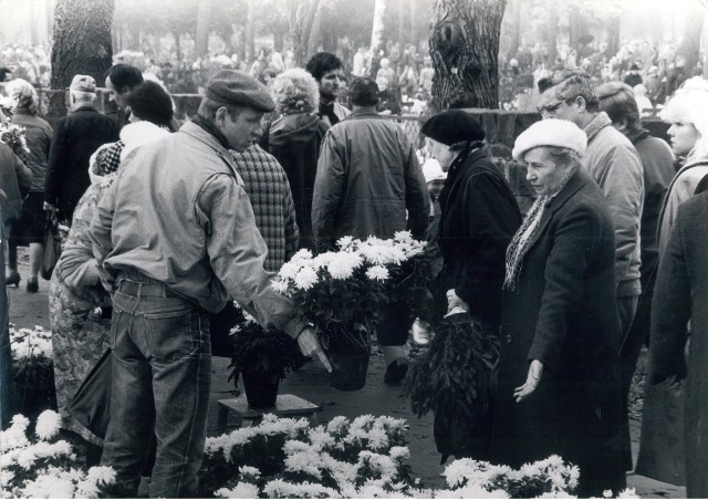 Na cmentarz Osobowicki jechało się tramwajem, bez gorączkowania się o miejsce na parkingu. I choć składy były przepełnione, a ludzie podróżowali z wiadrami wypełnionymi kwiatami, nikt nie narzekał na tłumy.