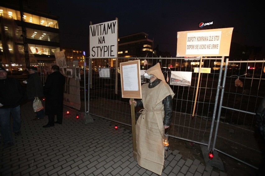 Protest zwiazkowców górniczych pod Teatrem Śląskim