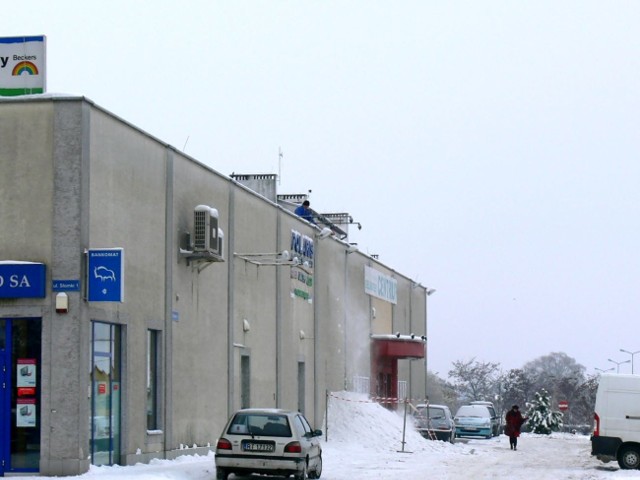 Zgodnie z zaleceniem Powiatowego Inspektora Nadzoru Budowlanego w Tarnobrzegu śnieg odgarniany jest również z dachów budynków handlowych.