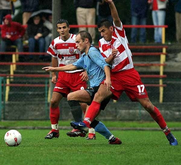 Sławomir Jurczak (w środku) nie miał łatwego życia w meczu z Resovią. Strzelając jedynego gola został bohaterem Galicji.