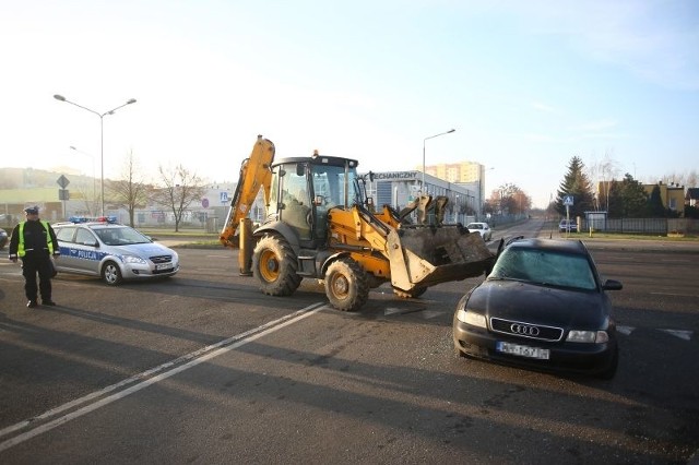 Uszkodzone zostało audi. 