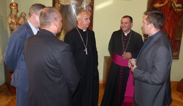 Briefing w Muzeum Diecezjalnym w Kielcach był poświęcony akcji "Kielce dla Syrii". Uczestniczyli w nim między innymi biskup kielecki Jan Piotrowski oraz biskup Antoine Chbeir z diecezja Lattaquie - Tartous z Syrii.