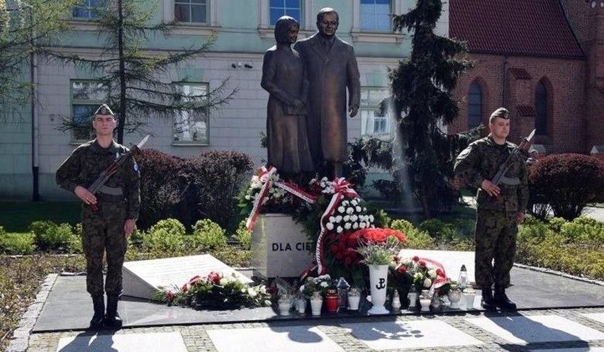 Pomnik Lecha i Marii Kaczyńskich w Radomiu powstał w 2013 r....