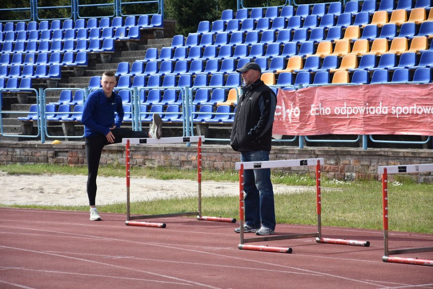 Adam Masaczyński i inni biegacze z grupy trenera Krzysztofa Jóźwika mieli sprawdziany formy na kieleckim stadionie [ZDJĘCIA]