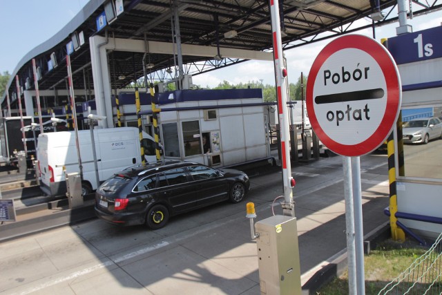 Za przejazd odcinkami autostrad zarządzanymi przez państwo można będzie płacić elektronicznie lub kupując bilet autostradowy. Znikną tam także bramki. Kiedy proponowane rozwiązania mają wejść w życie? Co na to prywatni koncesjonariusze? Czy bramki znikną też z płatnego odcinka Autostrady A1?Więcej informacji na kolejnych stronach >>>