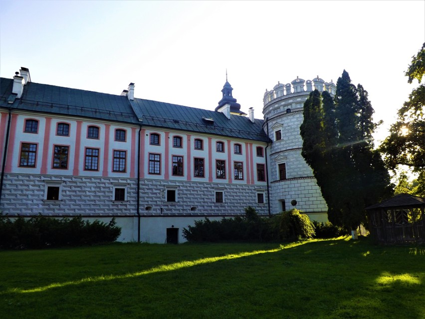 Pośrodku skrzydła zachodniego znajduje się przedbramie z...