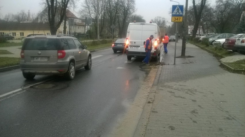 Wrocław: Awaria wodociągowa na Oporowie. Woda leje się na ulicę (FILM, ZDJĘCIA)