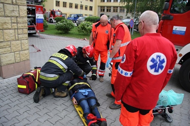 Strażacy i ratownicy sprawdzili w czasie ćwiczeń w radomskiej policji, jak szybko mogą nieść pomoc poszkodowanym w pożarze.