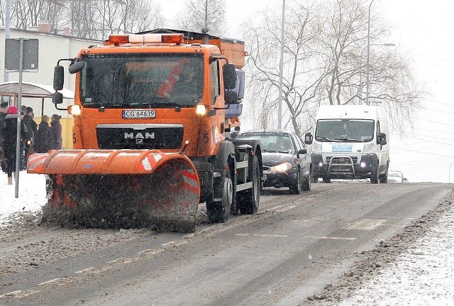 Choć takiej zimy jak na zdjęciu, jeszcze nie ma, na ulice wyjeżdżały już pługosolarki Miejskiego Zakładu Komunikacji w Grudziądzu