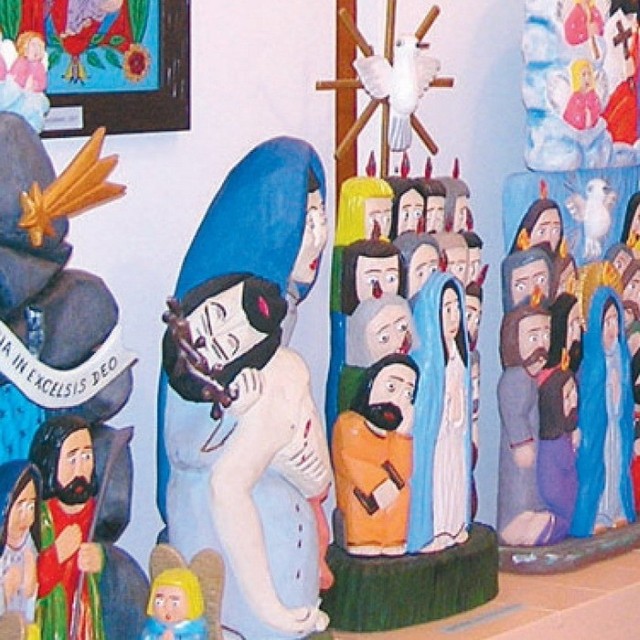 Figurki i obrazy świętych są bardzo kolorowe.