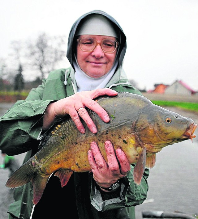 Ksieni benedyktynek matka Stefania Poskowska postanowiła, że zakonnice będą hodować karpie.