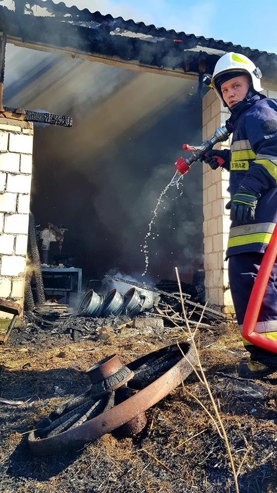 Janówek. Pożar budynku gospodarczego. Z ogniem walczyło sześć zastępów straży pożarnej [ZDJĘCIA]