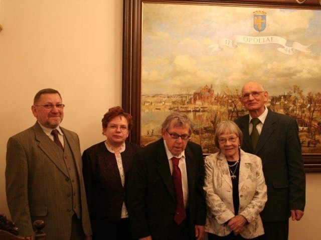 Prof. Paul Józef Crutzen (w środku) do Opola przyjechał na zaproszenie profesorów Marii i Witolda Wacławków.