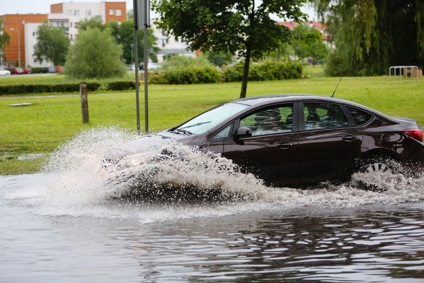 Podtopienia, zalane ulice i problemy komunikacji. Ulewa nadal daje się we znaki