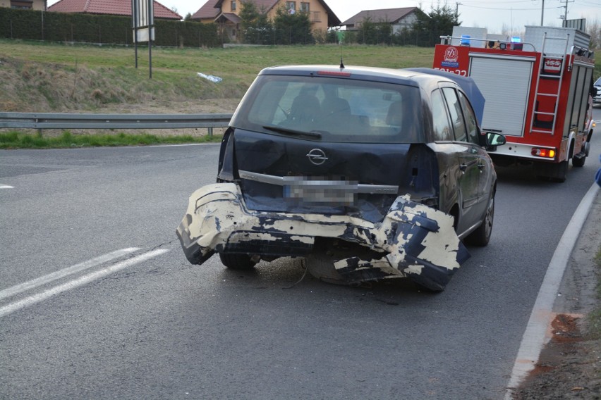 Kierowca golfa 4 najechał na tył opla zefiry, w którym,...