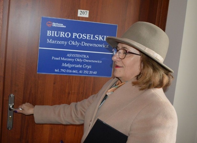 Posłanka Agata Wojtyszek z PiS odwiedziła biuro posłanki PO Marzeny Okły - Drewnowicz w Skarżysku - Kamiennej. Koleżanki z parlamentu nie zastała, ale przekazała plakat.