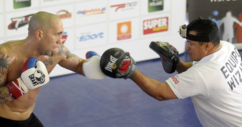 Francisco Palacios-trening w sali bokserskiej Zawiszy