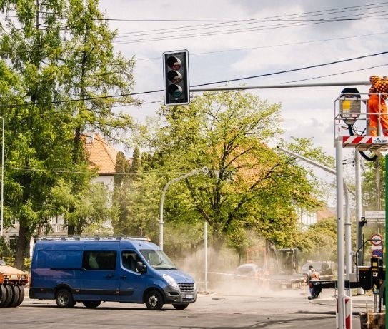 Ostrów Mazowiecka. Sygnalizacja świetlna na niebezpiecznym skrzyżowaniu. Właśnie ją montują