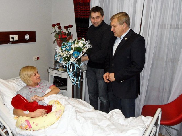 Prezydent Tadeusz Truskolaski składa gratulacje rodzicom